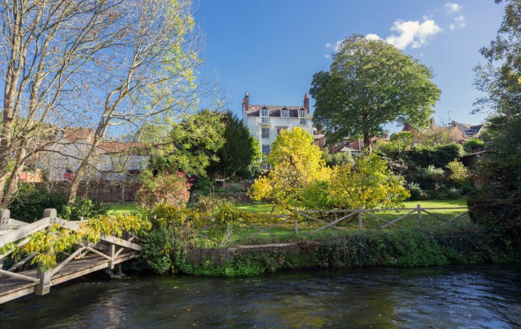 River Itchen Walks - The River Itchen weirs gardens in Winchester